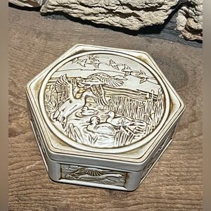 Vintage Avon 1980 "Birds Of Flight" Ceramic Embossed Trinket / Stash Box w/Lid